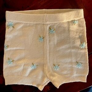 Knit Emory Park stretch shorts, cream with embroidered flowers, size small